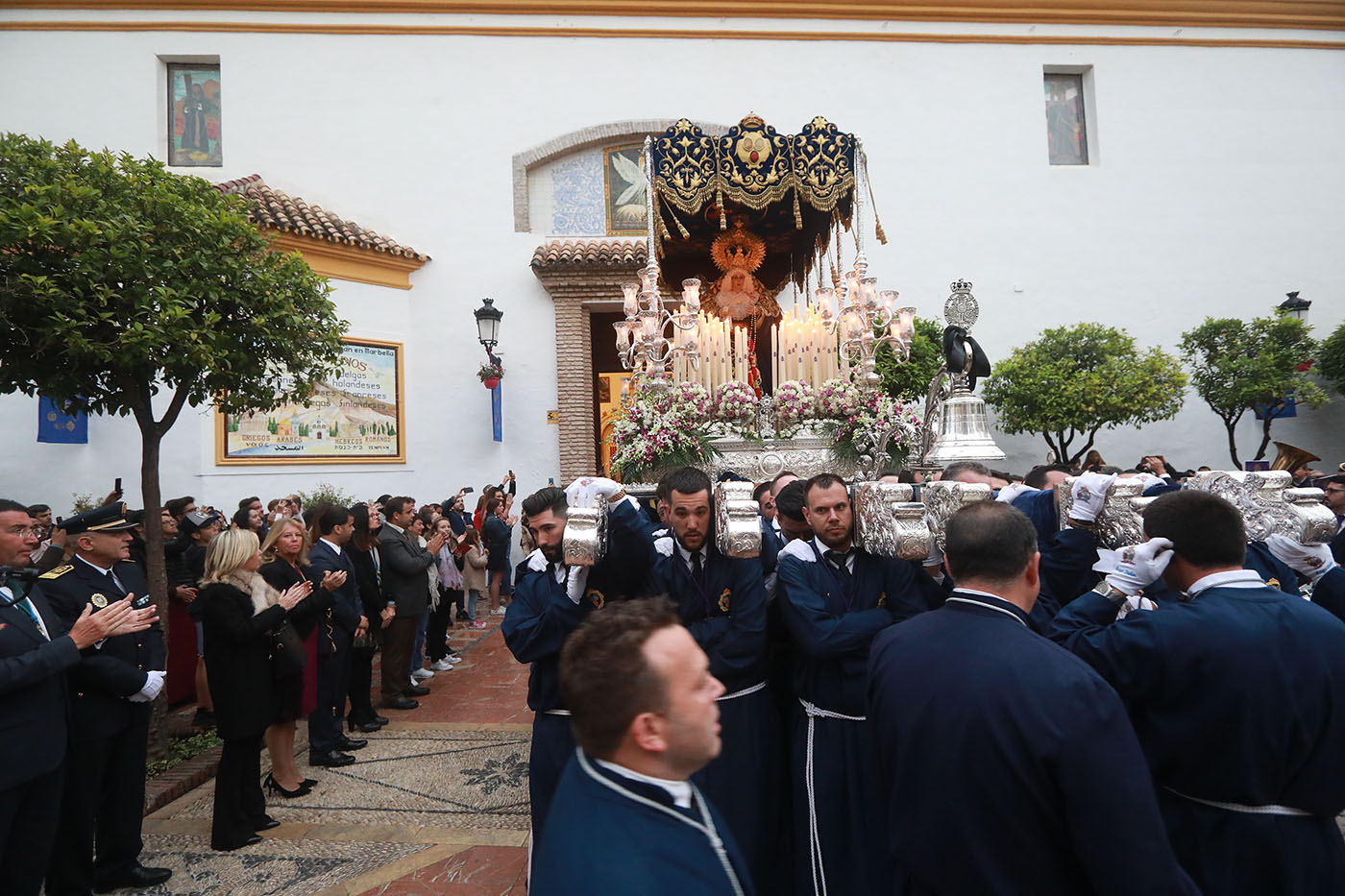 Marbella acompaña al Nazareno en una salida procesional más breve por la amenaza de lluvia